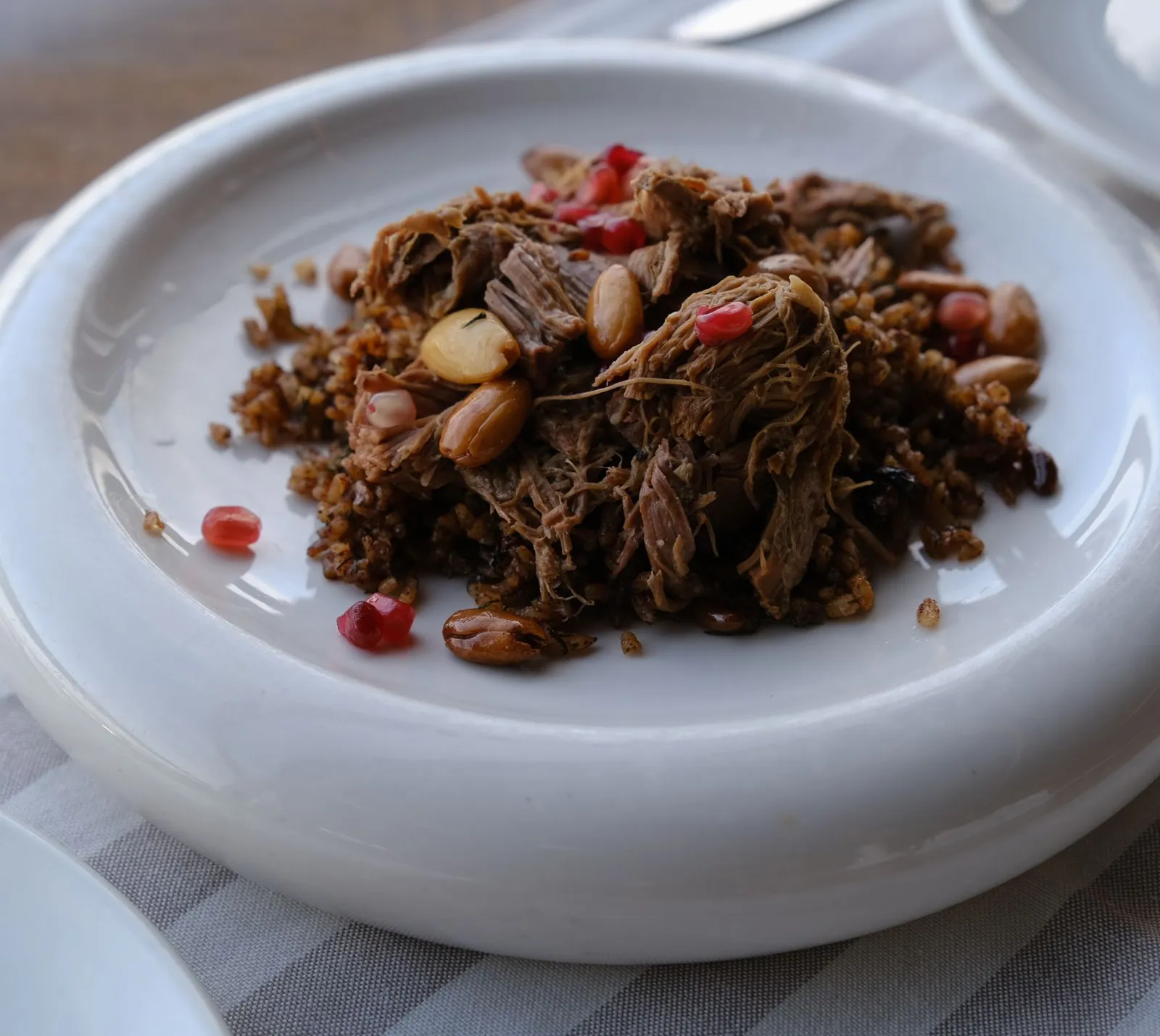 Tencerede pişmiş sıcak bir ana yemek